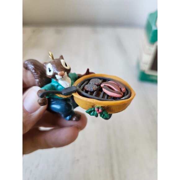 Enesco Xmas cookout squirrel grill ornament vintage in a nutshell second 1989 - Picture 2 of 10